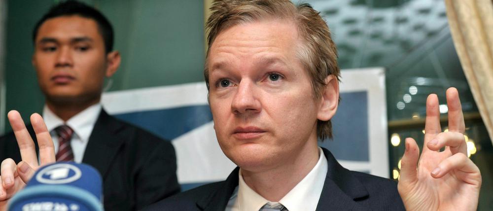 Assange war mit einem EU-weiten Haftbefehl gesucht worden. Der 39 Jahre alte Australier Assange hielt sich in Südengland auf. Er vermutet hinter dem Haftbefehl eine Kampagne der US-Regierung. Wikileaks geriet nach den neuesten Veröffentlichungen weltweit unter Druck. 