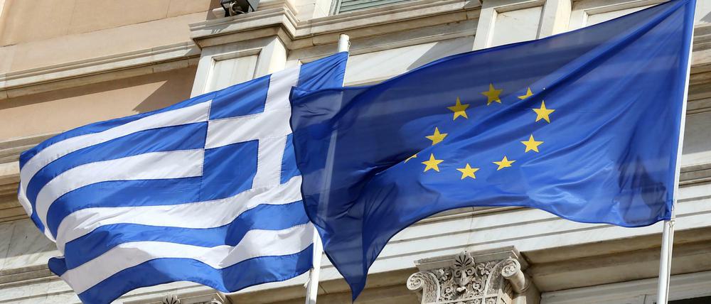 Die griechische und die europäische Flagge vor dem Parlamentsgebäude in Athen.