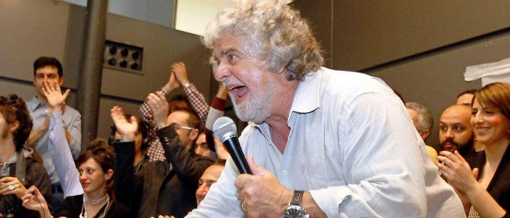 Beppe Grillo und seine Fünf-Sterne-Bewegung kritisierten die Wiederwahl des ehemaligen Staatschefs scharf.