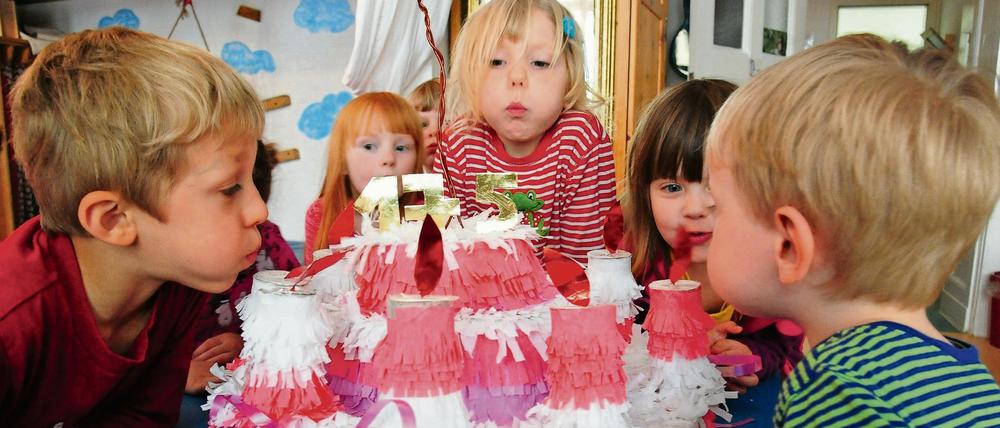 Kinder in einer Berliner Kita feiern Geburtstag. 