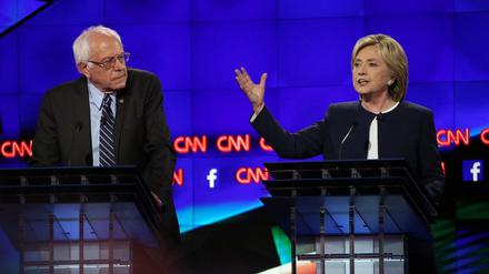 Bernie Sanders und Hillary Clinton bei einer Debatte im vergangenen Oktober.