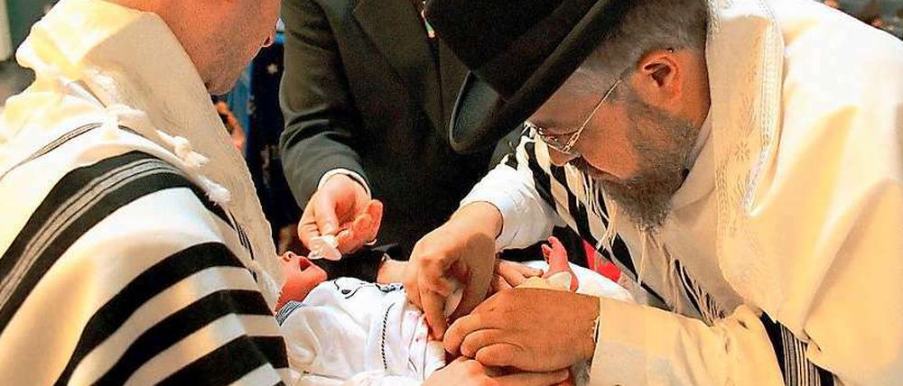 Jüdische Beschneidungszeremonie. Bei acht Tage alten Jungen soll es diese nach Willen des Kölner Gerichtes nicht mehr geben.