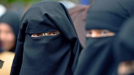 "Ein generelles Verbot der Burka im öffentlichen Raum verstößt gegen das Neutralitätsgebot des Grundgesetzes und lässt sich verfassungsrechtlich nicht rechtfertigen", schreibt der Wissenschaftliche Dienst des Deutschen Bundestages.