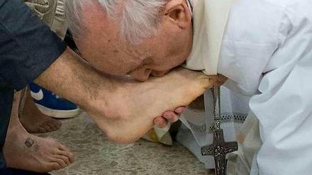 Papst Franziskus wäscht einem Strafgefangenen die Füße. 