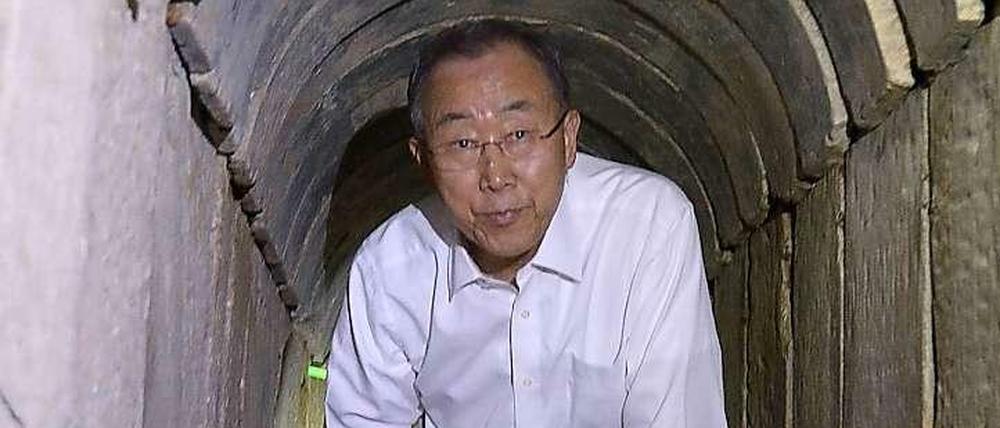 Kein Licht am Ende des Tunnels - Ban Ki Moon in einem Tunnel im Gazastreifen.