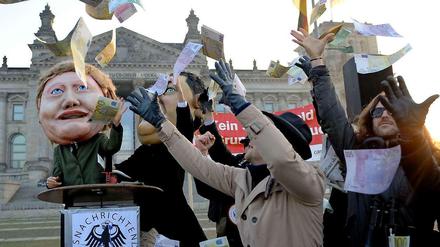 Demonstranten protestieren vor dem Bundestag gegen den Haushalt, der für den BND 300 Millionen Euro für neue Überwachungstechnologien zusichert.