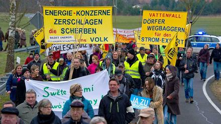 In Brandenburg regt sich Widerstand gegen die geplante Erweiterung des Braunkohletagebaus Welzow-Süd II. Das Foto zeigt einen Sternmarsch, der vor ein paar Wochen stattgefunden hat. 