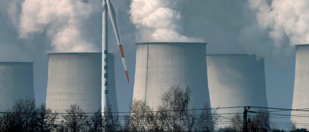 Dampfende Schlote. In Deutschland betreiben vor allem RWE und Vattenfall Kohlekraftwerke.