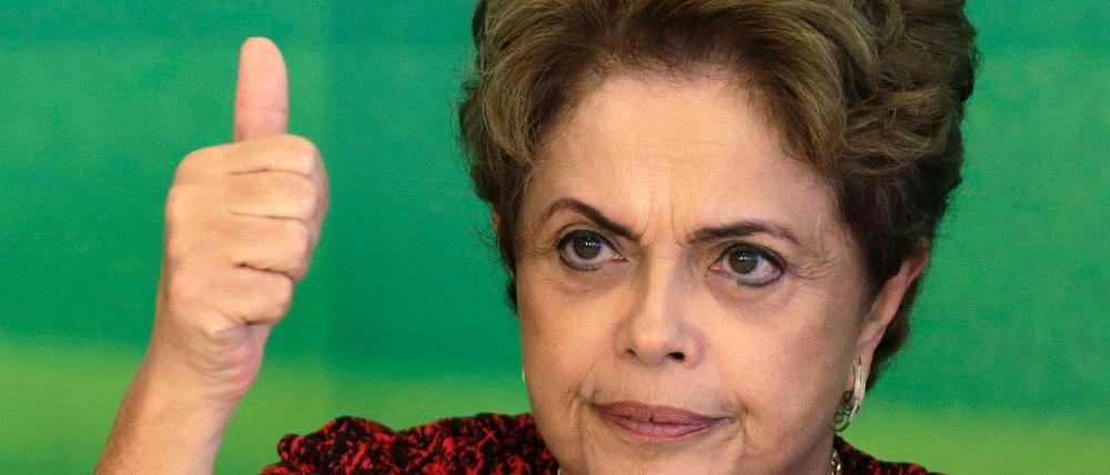 Nach oben geht es in Brasilien vorerst nicht. Das Land rechnet auch 2016 mit Rezession. Präsidentin Dilma Rousseff ist derweil in den größten politischen Skandal der Landesgeschichte verwickelt.
