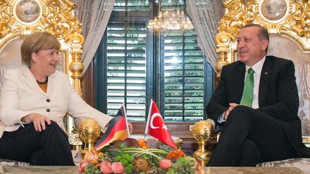 Bundeskanzlerin Angela Merkel und der türkische Staatspräsident Recep Tayyip Erdogan am 18.10.2015 im Yildiz-Palast in Istanbul. 