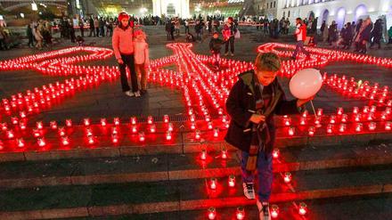 Kinder am 8. November 2014 auf dem Maidan. Das nationale Symbol der Ukraine, der Dreizack, ist mit Kerzen dargestellt. 