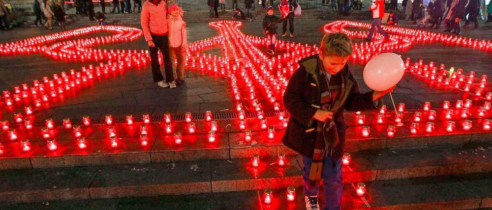 Kinder am 8. November 2014 auf dem Maidan. Das nationale Symbol der Ukraine, der Dreizack, ist mit Kerzen dargestellt. 