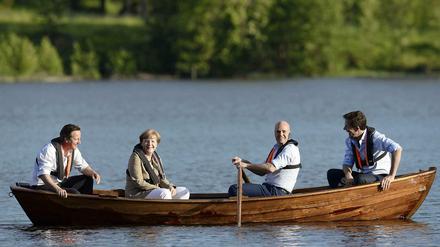 Angela Merkel in einem Boot mit dem britischen Premier David Cameron, dem schwedischen Premier Fredrik Reinfeldt und dem niederländischen Premier Mark Rutte.