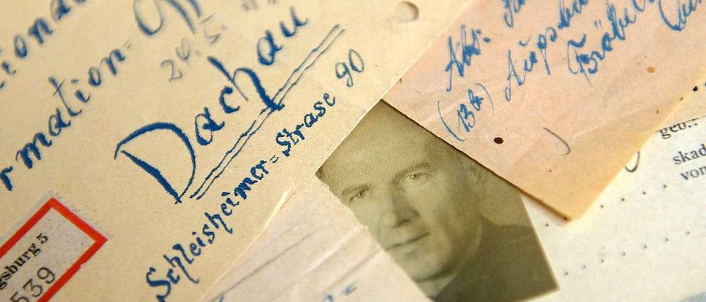 Individuelle Unterlagen eines Häftlings aus dem Konzentrationslager Dachau. Etwa 30 Millionen Dokumente werden vom Internationalen Suchdienst (ITS) in Bad Arolsen (Hessen) konserviert, um ihren Erhalt zu gewährleisten.