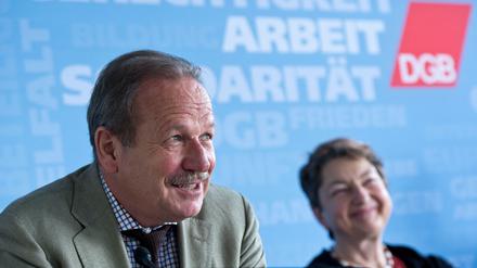 Verdi-Chef Frank Bsirske (l) und DGB-Vorstandsmitglied Annelie Buntenbach bei einer Pressekonferenz in Berlin zum diesjährigen DGB-Index "Gute Arbeit"