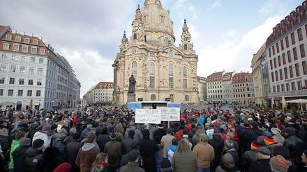 Mehrere hundert Anhänger des neuen Bündnisses "Direkte Demokratie für Europa" der ehemaligen Pegida-Organisatorin Kathrin Oertel demonstrierten am Sonntag erstmalig auf dem Neumarkt in Dresden. 