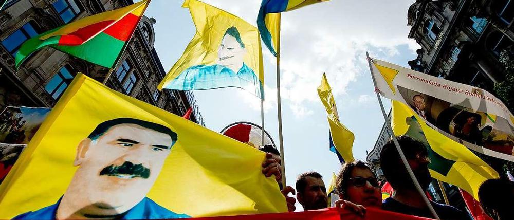 Kurden demonstrieren vor wenigen Tagen bundesweit gegen islamistischen Terror. Dabei wurden auch Bilder des in der Türkei inhaftierten PKK-Chefs Abdullah Öcalan gezeigt.