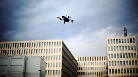 Eine Drohne als Demonstration gegen Überwachung vor dem Neubau des Bundesnachrichtendiensts in Berlin