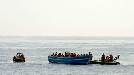 Soldaten der Fregatte Hessen bergen Anfang Mai im Mittelmeer 130 Seemeilen vor der italienischen Insel Lampedusa Schiffbrüchige von einem Boot.