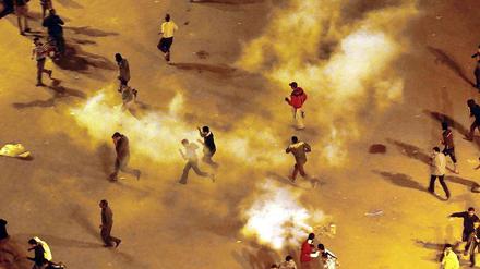 Spät in der Nacht zu Mittwoch löst die Polizei in Mahalla, nördlich von Kairo, eine Demonstration von Mursi-Gegnern mit Tränengas auf.