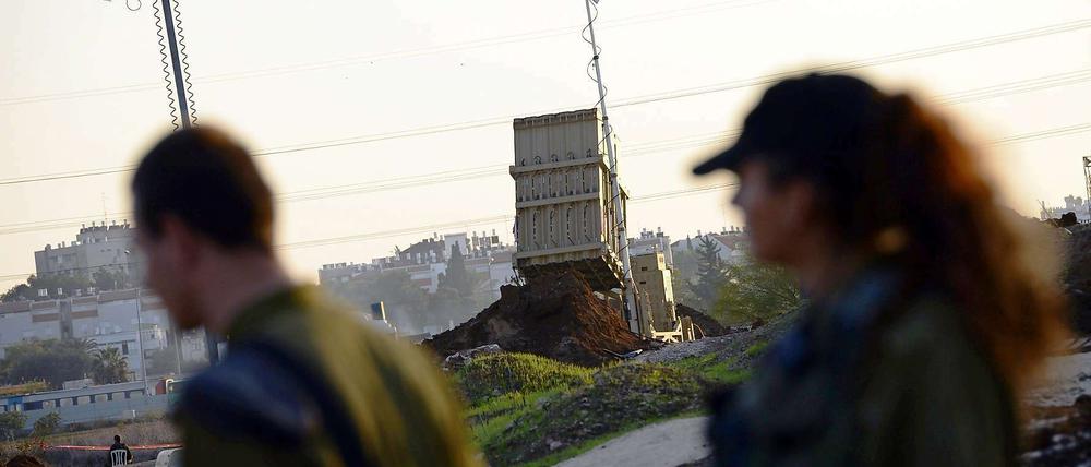 Israelische Sicherheitskräfte in der Nähe einer der Stationen des "Iron Dome", der israelischen Raketenabwehr.