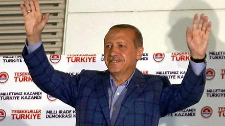 Erdogan triumphiert nach der Wahl.