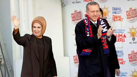 Ministerpräsident Erdogan mit seiner Frau Emine während seiner Wahlkampftour. 