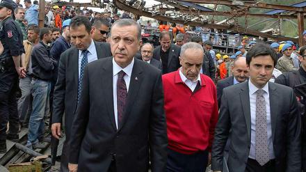 Der türkische Premier Erdogan besucht die Unglücksstelle in Soma.