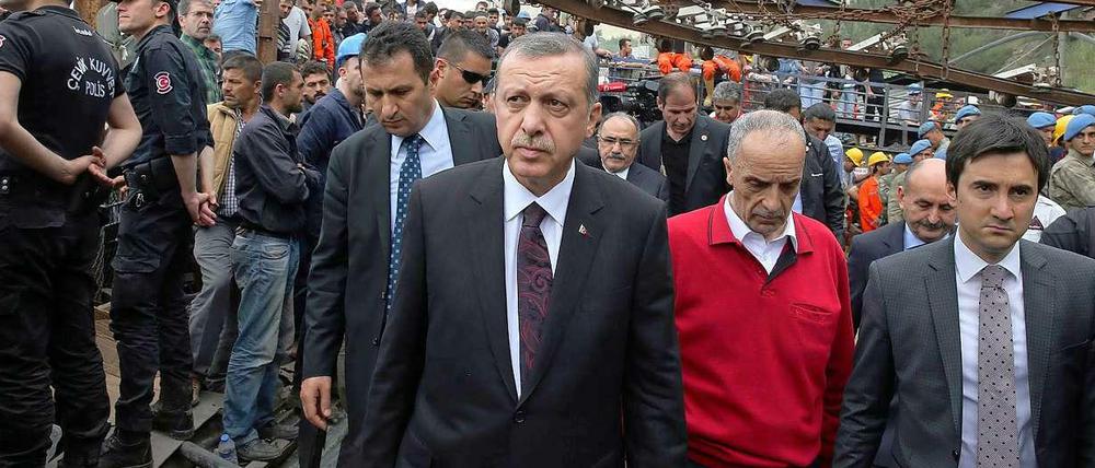 Der türkische Premier Erdogan besucht die Unglücksstelle in Soma.