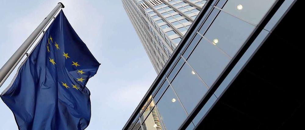 Eine Euroflagge vor der EZB in Frankfurt. Am Montag soll der ESM in Kraft gesetzt werden. Viele Deutsche sind skeptisch.