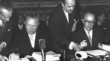 Unterzeichnung der Römischen Verträge am 25. März 1957. Signatarstaaten der EWG waren Belgien, die Bundesrepublik, Frankreich, Italien, Luxemburg und die Niederlande. 
