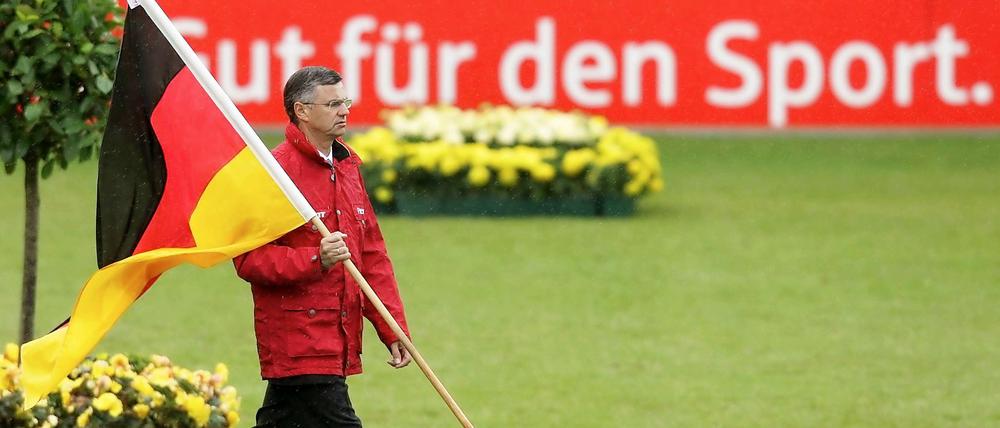 Der deutsche Reit-Teamchef Otto Becker mit der deutschen Fahne (Foto aus dem Jahr 2011).