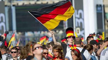 Fans der deutschen Nationalmannschaft auf der Fanmeile in Berlin.
