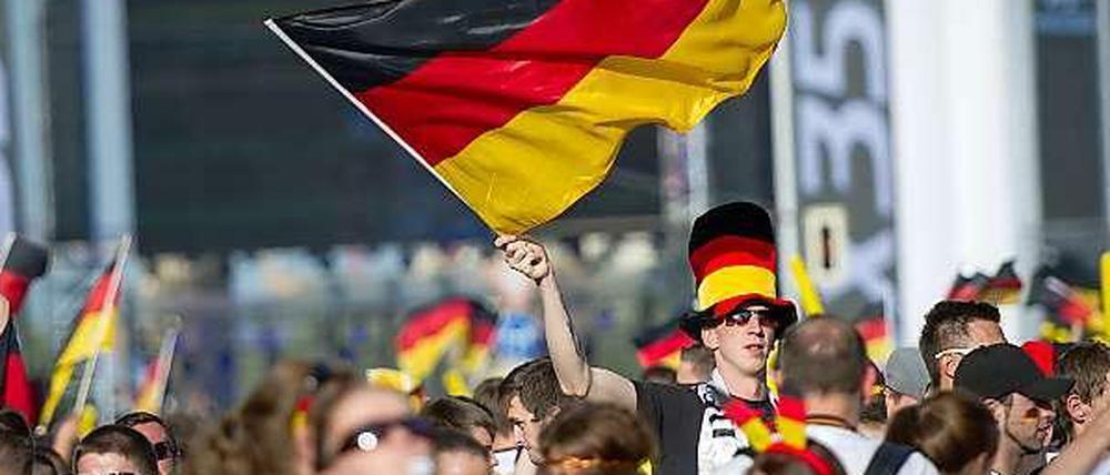 Fans der deutschen Nationalmannschaft auf der Fanmeile in Berlin.