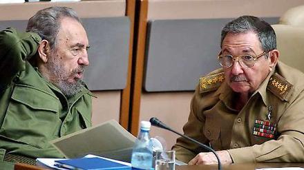 Ein ungleiches Brüderpaar: Fidel (l.) und Raul Castro.