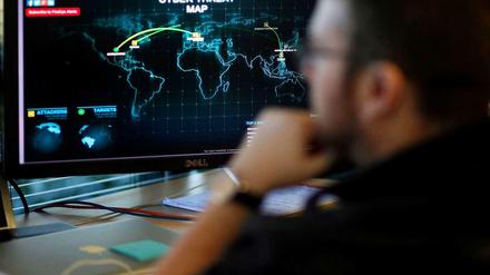 Ein Mitarbeiter von "FireEye" schaut sich eine grafische Darstellung von Cyber-Attacken an. Die Firma wurde von Sony angeheuert, um den Hackerangriff im Dezember zu untersuchen.