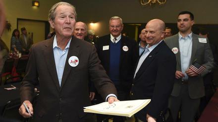 Zurück im Geschäft: Ex-Präsident George W. Bush am Montagnachmittag in Columbia, South Carolina - im Dienste seines Bruders Jeb.