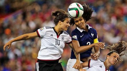Der Zweikampf. Frauenfußball ist zuallererst Fußball, hier Dzsenifer Marozsan (links) gegen die Französin Wendie Renard. 