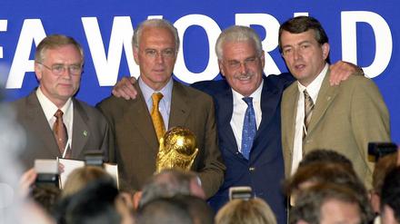 Vier gewinnen. Die Mitglieder des DFB-Bewerbungskommitees für die WM 2006 Horst R. Schmidt (Generalsekretär), Franz Beckenbauer (Bewerbungschef), Fedor Radmann (Koordinator) und DFB-Mediendirektor Wolfgang Niersbach (von links).