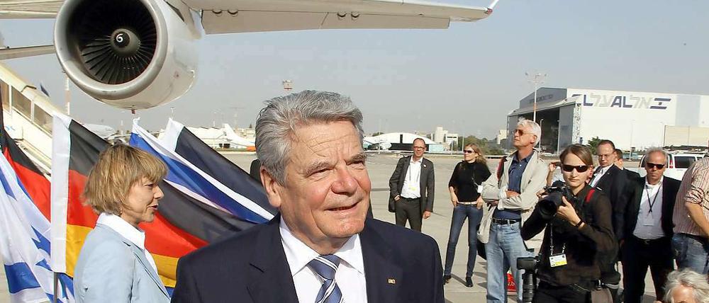 Schwieriger Besuch: Gauck und seine Lebensgefährtin Daniela Schadt bei ihrer Ankunft Flughafen Ben Gurion in Israel.