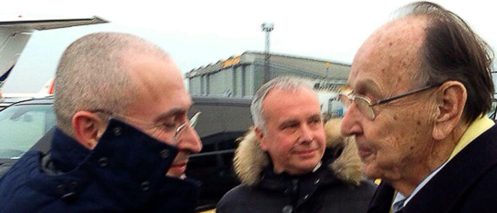Genscher mit Michail Chodorkowski am Flughafen Schönefeld.