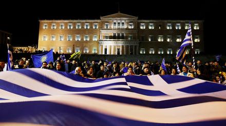 Athen: Gegner des Namensabkommens mit Mazedonien halten auf einer Kundgebung vor dem Parlament griechische Flaggen hoch.