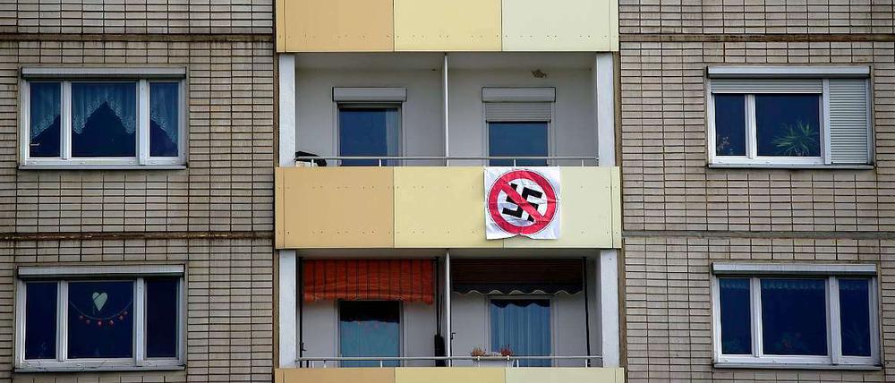 Protest gegen Rechtsextremismus an einem Plattenbau in Dresden.