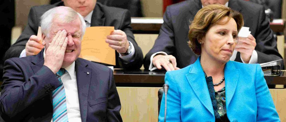 CSU-Parteichef Horst Seehofer stellt sich offiziell vor seine Staatskanzleichefin Christine Haderthauer. Im Hintergrund dürfte es brodeln.