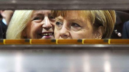 Machen Druck auf die Länder: Bundesbildungsministerin Johanna Wanka (im Hintergrund) und Kanzlerin Angela Merkel.