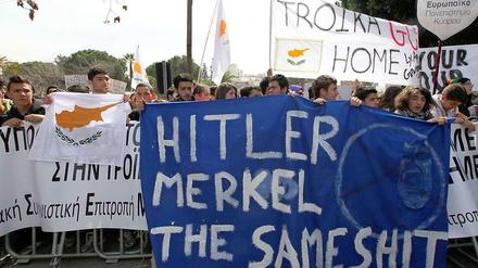 Merkel gleich Hitler? Demonstranten in Zypern im Zuge des Euro-Rettungsfonds. 