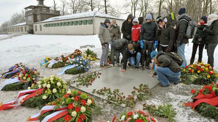 In der KZ-Gedenkstätte Buchenwald bei Weimar gedenken Schüler der Opfer des Nationalsozialismus.