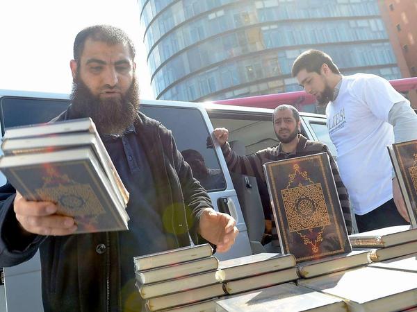 Koran-Verteilaktion am Potsdamer Platz vor zwei Jahren - initiiert von radikalen Salafisten.