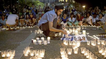 Trauer in Israel. Nachdem die Nachricht bekannt wurde, dass die drei vermissten Jugendlichen ermordet worden waren, haben sich in mehreren israelischen Städten Menschen zum Trauern versammelt. 