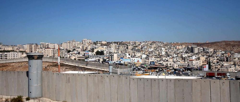 In der Nähe des Qalandia Checkpoint zwischen Ramallah und Jerusalem trennt diese Mauer Israel vom Westjordanland.